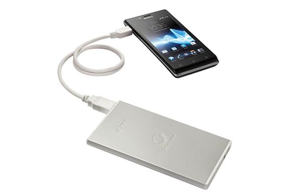 Sony 最新鋰離子聚合物USB充電器 特薄鋁製機身設計方便携帶